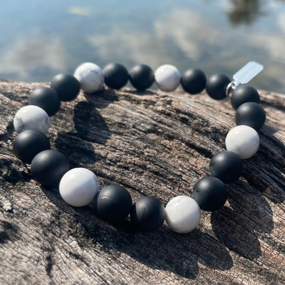 8mm Matt Onyx / Polished Howlite - Picture 2 of 2